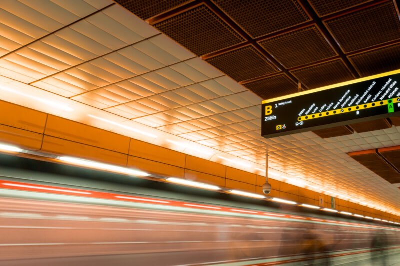 Praga testează noile panouri informative din metrou la Palmovka ca parte a modernizării sistemului de informare din toată rețeaua de transport