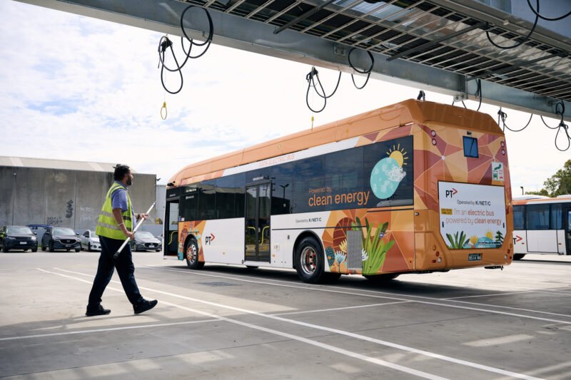 Kinetic inaugurează primul sistem de încărcare prin portal aerian pentru autobuze electrice din Victoria