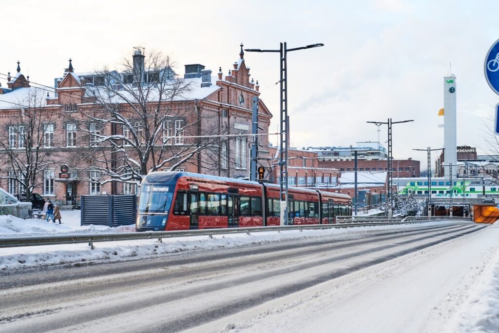 Tampere finalizează cu succes testele de noapte pentru noul macaz electric de pe Itsenäisyydenkatu ce va duce tramvaiele pe noua rețea extinsă