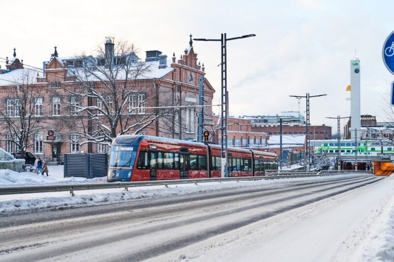 Tampere finalizează cu succes testele de noapte pentru noul macaz electric de pe Itsenäisyydenkatu ce va duce tramvaiele pe noua rețea extinsă