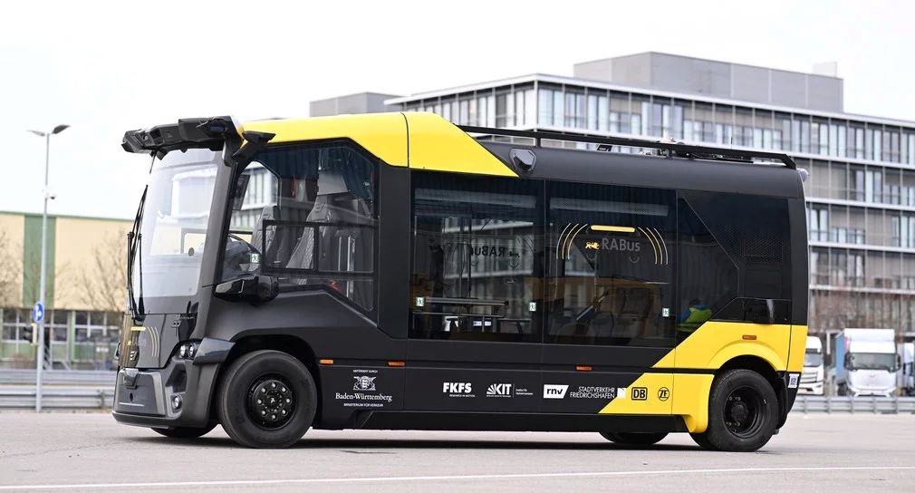 Rezultatele proiectului RABus accelerează pregătirea pentru introducerea autobuzelor autonome în transportul public din Baden‑Württemberg