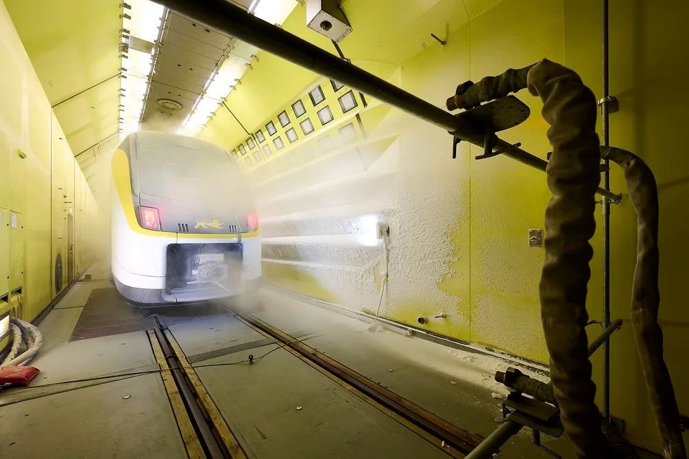 Noile trenuri etajate Coradia Max pentru Baden‑Württemberg trec cu succes testele extreme de climă și vânt din Viena