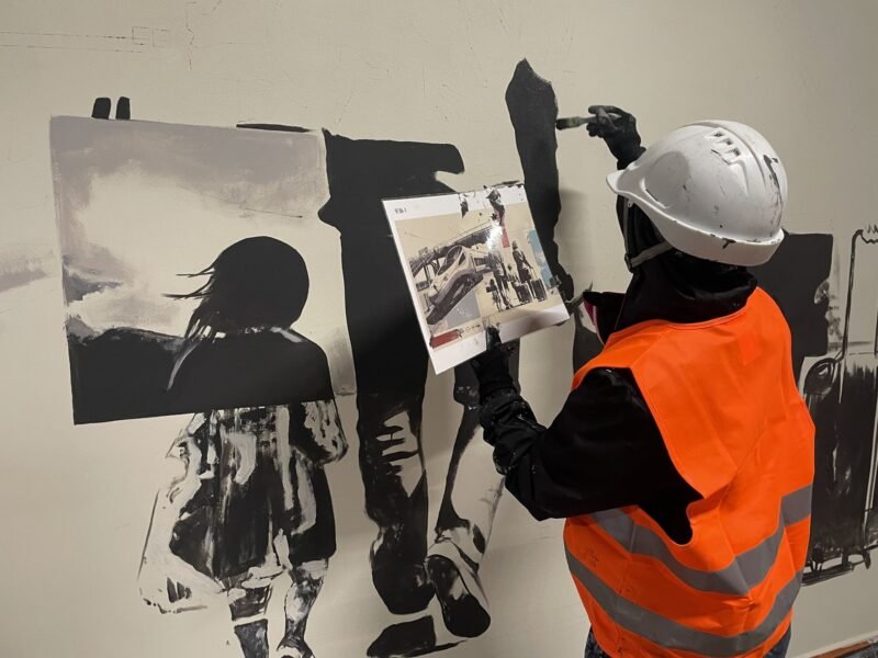 Mural dedicat istoriei căilor ferate prinde contur în noul pasaj subteran al stației Warszawa Gdańska