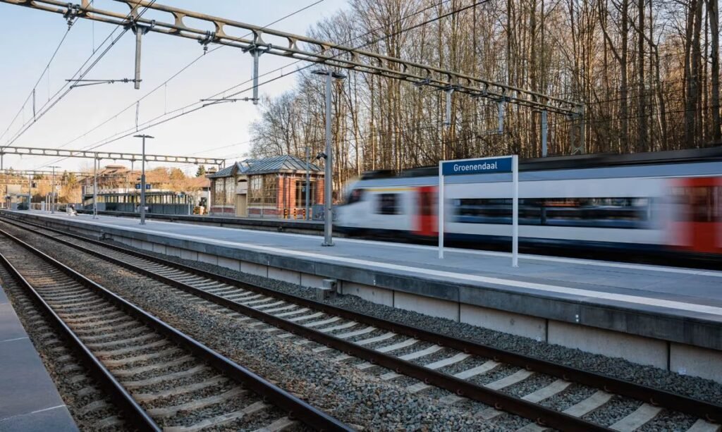 Stația Groenendaal a fost inaugurată oficial după modernizarea completă și devine un nod de mobilitate accesibil la marginea Pădurii Sonian