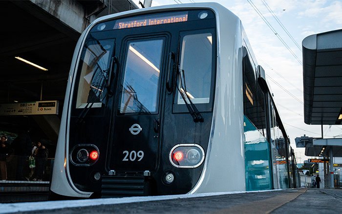 Noile trenuri CAF ale Docklands Light Railway revin în serviciu la finalul verii după ce au fost retrase din cauza unor probleme la sistemele de frânare