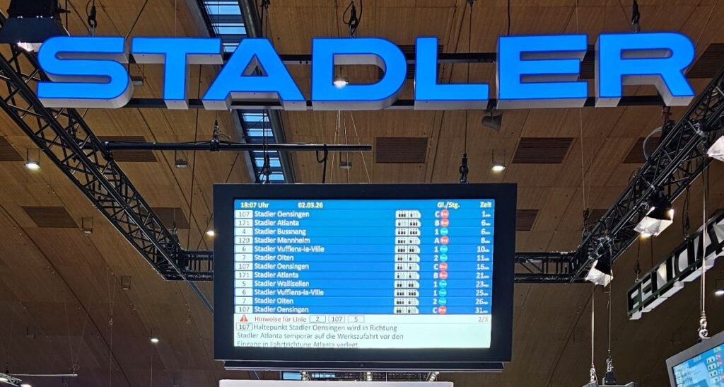 Cooperare strategică Stadler–ebblo pentru soluții moderne de informare a pasagerilor în transportul public