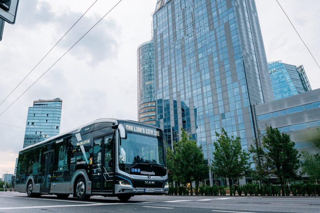 Vilnius investește în mobilitate electrică: 112 autobuze electrice MAN vor moderniza transportul public până în 2027