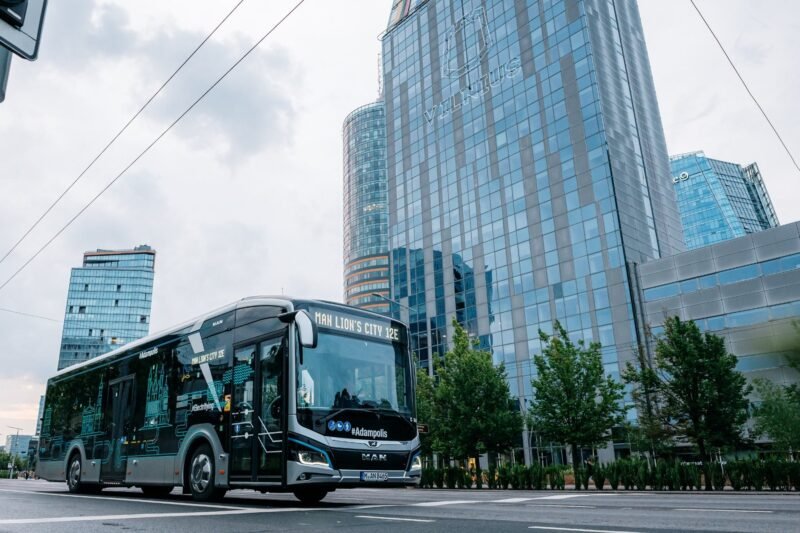 Vilnius investește în mobilitate electrică: 112 autobuze electrice MAN vor moderniza transportul public până în 2027