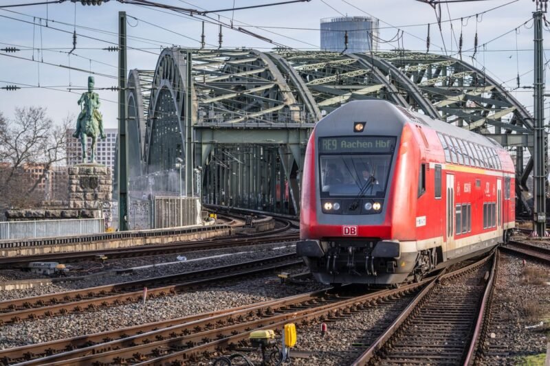 DB Regio modernizează 48 de vagoane etajate și 10 locomotive pentru Rhein‑Sieg‑Express iar primul tren‑prototip va fi lansat în august 2026