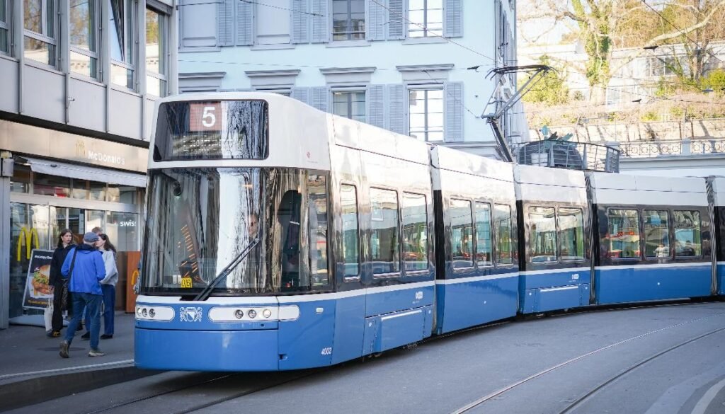 Locuitorii din Zurich povestesc amintiri din tramvaiul 5 în timp ce bucureștenii abia mai țin minte traseul original al liniei 5 de la noi