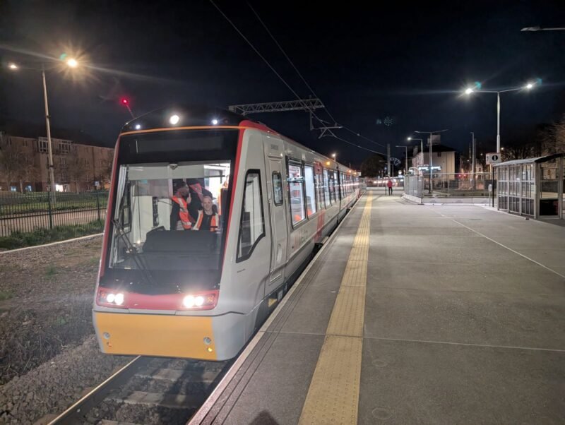 Primele teste nocturne ale trenurilor Class 398 pe linia Cardiff Bay
