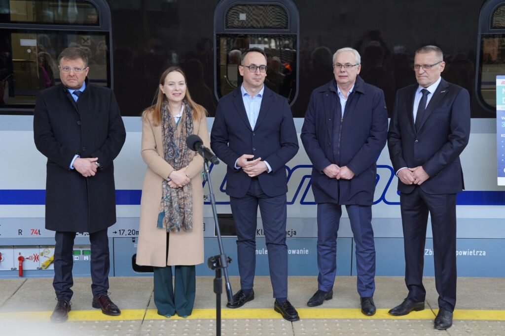 FPS livrează către PKP Intercity primele 6 vagoane modernizate COMBO ca parte din contractul pentru 50 de unități