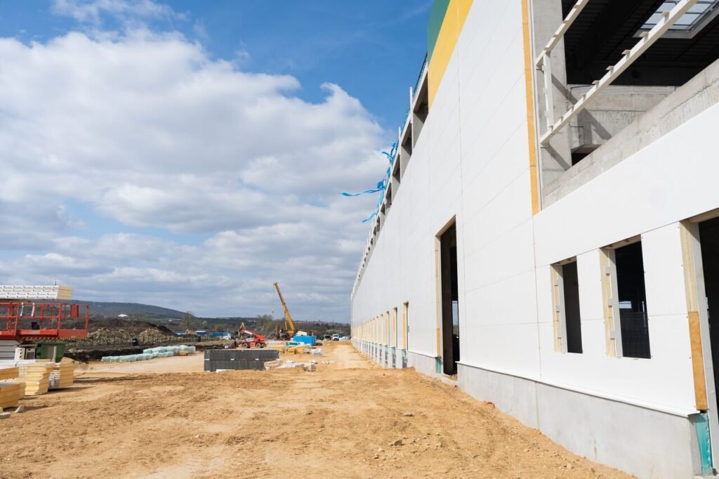 GYSEV Cargo marchează un nou progres la centrul logistic din Sopron odată cu finalizarea structurii clădirii de 23.000 mp