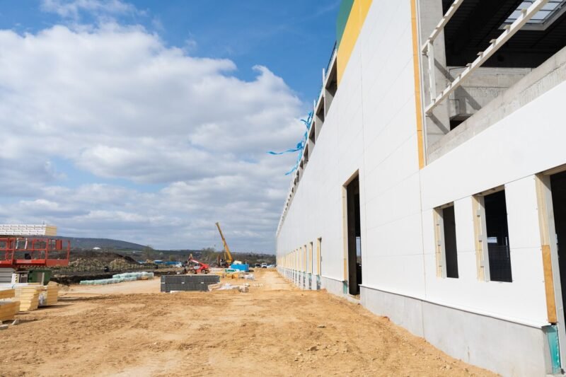 GYSEV Cargo marchează un nou progres la centrul logistic din Sopron odată cu finalizarea structurii clădirii de 23.000 mp