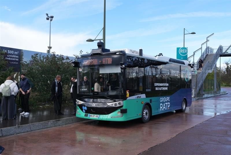 Autobuzul autonom Karsan e‑ATAK parcurge 3.000 km în trafic real la Paris și primește aprobarea pentru operare în Franța