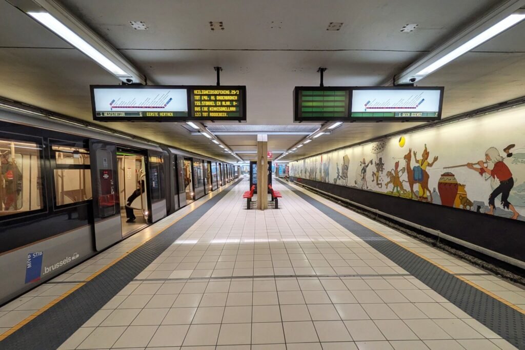 STIB finalizează modernizarea stației Stockel oferind accesibilitate îmbunătățită și restaurarea frescei „Tintin în metrou”