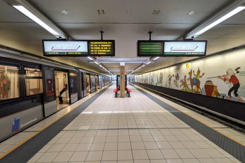 STIB finalizează modernizarea stației Stockel oferind accesibilitate îmbunătățită și restaurarea frescei „Tintin în metrou”
