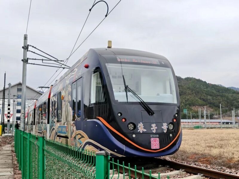 Tramvaiul tematic „Zhuzi” intrat în circulație pe Linia 1 Wuyi din Nanping introducând un nou concept CRRC care îmbină mobilitatea cu experiența culturală