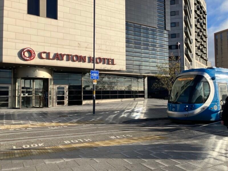 West Midlands Metro și Clayton Hotel Birmingham lansează un parteneriat pentru promovarea mobilității sustenabile în oraș