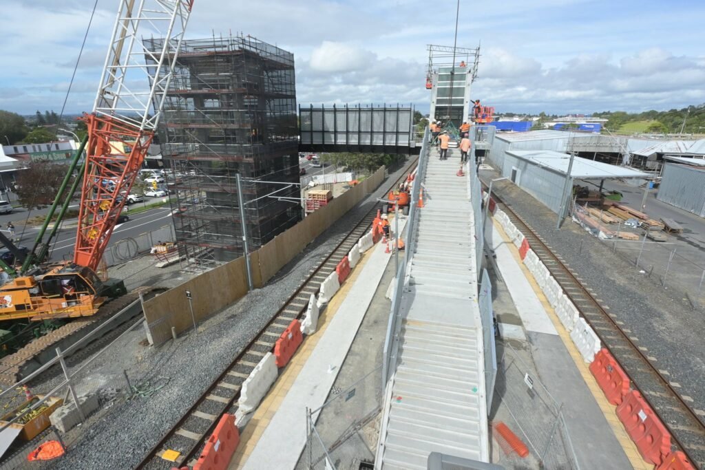 Auckland accelerează construcția noilor pasarele pietonale pentru creșterea siguranței și pregătirea rețelei feroviare pentru deschiderea City Rail Link