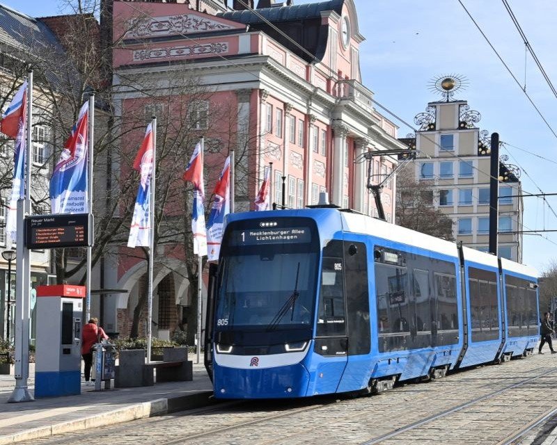 Creșterea prețurilor la carburanți aduce un record de pasageri pentru transportul public din Rostock