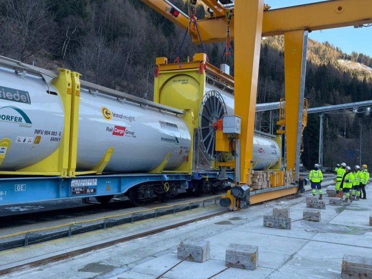 Rohrdorfer livrează Fluasit pe calea ferată pentru șantierul tunelului de bază Brenner reducând traficul rutier și emisiile