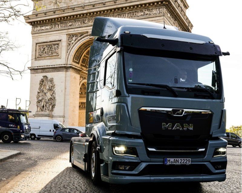 MAN eTruck parcurge 1.000 km de la Paris la Berlin și demonstrează fezabilitatea electrificării transportului greu pe distanțe lungi