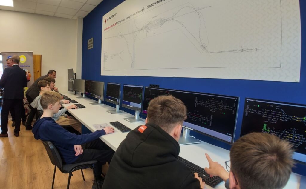 Kombud Group deschide un laborator cu simulatoare de dirijare a traficului feroviar pentru formarea noii generații de specialiști