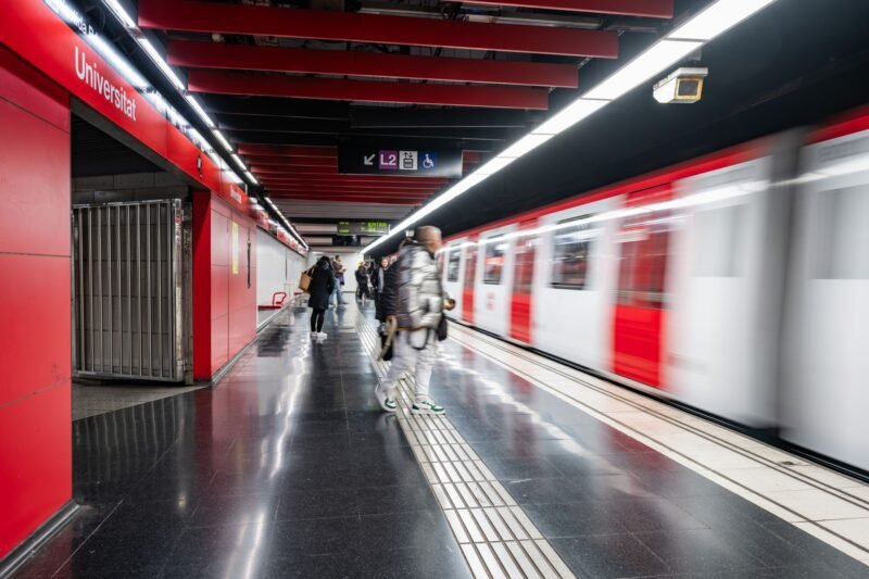 Metroul din Barcelona depășește pentru prima dată 2 milioane de călătorii într‑o zi lucrătoare - record atins de Sant Jordi 2026