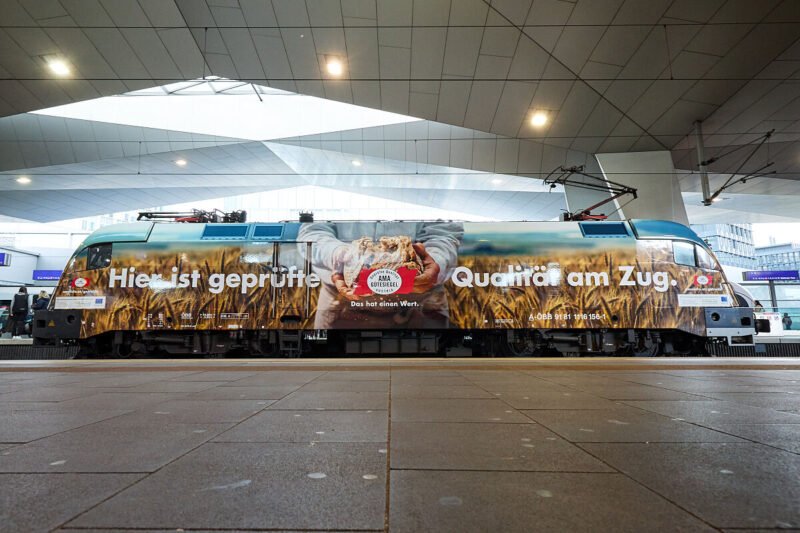 ÖBB lansează locomotiva cu sigiliul AMA pentru a promova calitatea cerealelor și a produselor de panificație din Austria