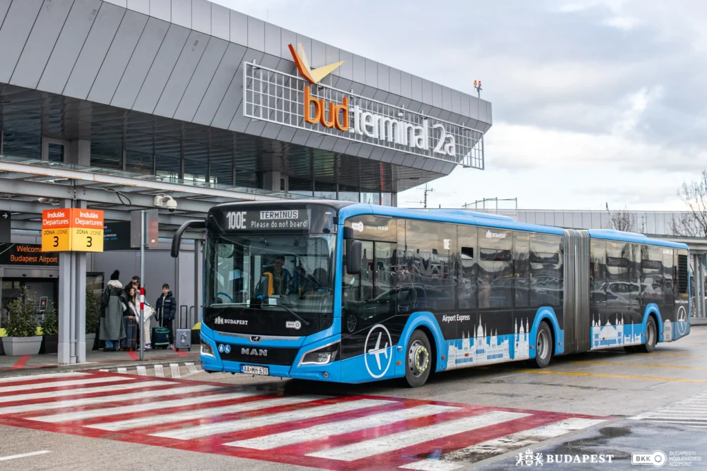 BKK introduce un sistem digital pentru a adapta în timp real frecvența liniei 100E către Aeroportul Liszt Ferenc