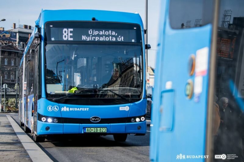 Primele autobuze electrice articulate intră în circulație la Budapesta marcând începutul celei mai mari flote e‑articulate din Ungaria