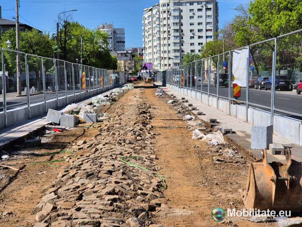 PORR demontează vechea cale de rulare între Eroii Revoluției și Tineretului. Primăria Sector 4 a solicitat delimitarea șantierului cu dale din granit