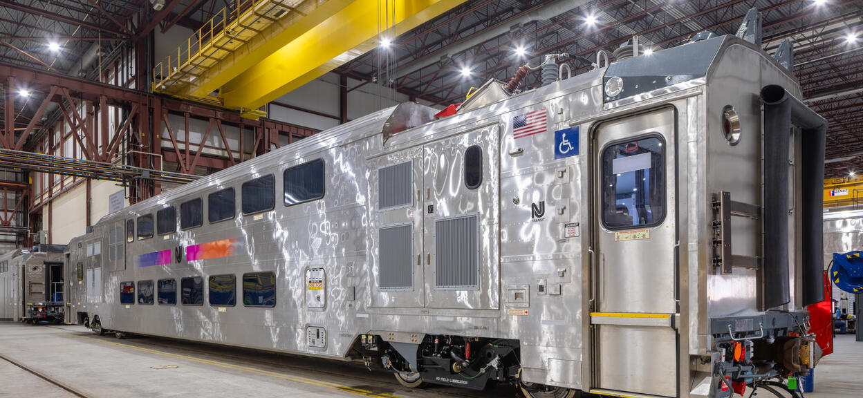 Alstom livrează primul vagon dublu‑etajat Multilevel III pentru NJ TRANSIT marcând începutul modernizării uneia dintre cele mai mari rețele feroviare din SUA