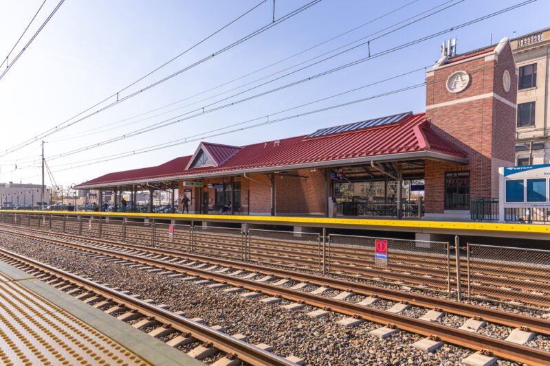 SEPTA inaugurează noua stație Ardmore complet accesibilă și modernizată pentru pasagerii liniei Paoli-Thorndale