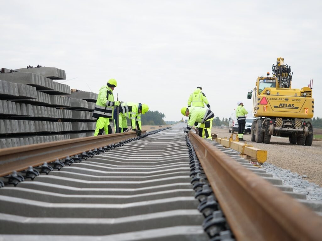 Rail Baltica accelerează lucrările în Lituania: avans vizibil pe secțiunile Șveicarija–Žeimiai, Șėta–Ramygala și la podul peste Neris