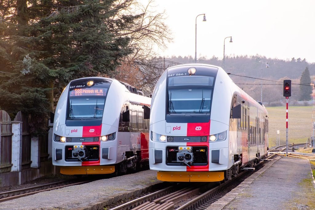Noile trenuri RegioFox modernizează legendarul Posázavský pacifik - cea mai aglomerată rută regională din zona Praga