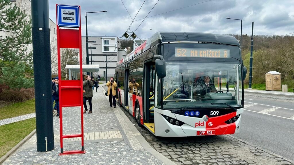 Praga începe exploatarea de probă cu călători pe noua linie de troleibuz Na Knížecí – U Waltrovky – Jinonice