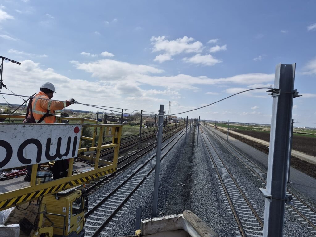 BAWI finalizează montarea a 10 km de catenară pe firul II Suștra–Recaș–Izvin pentru deschiderea circulației pe 16 aprilie 2026