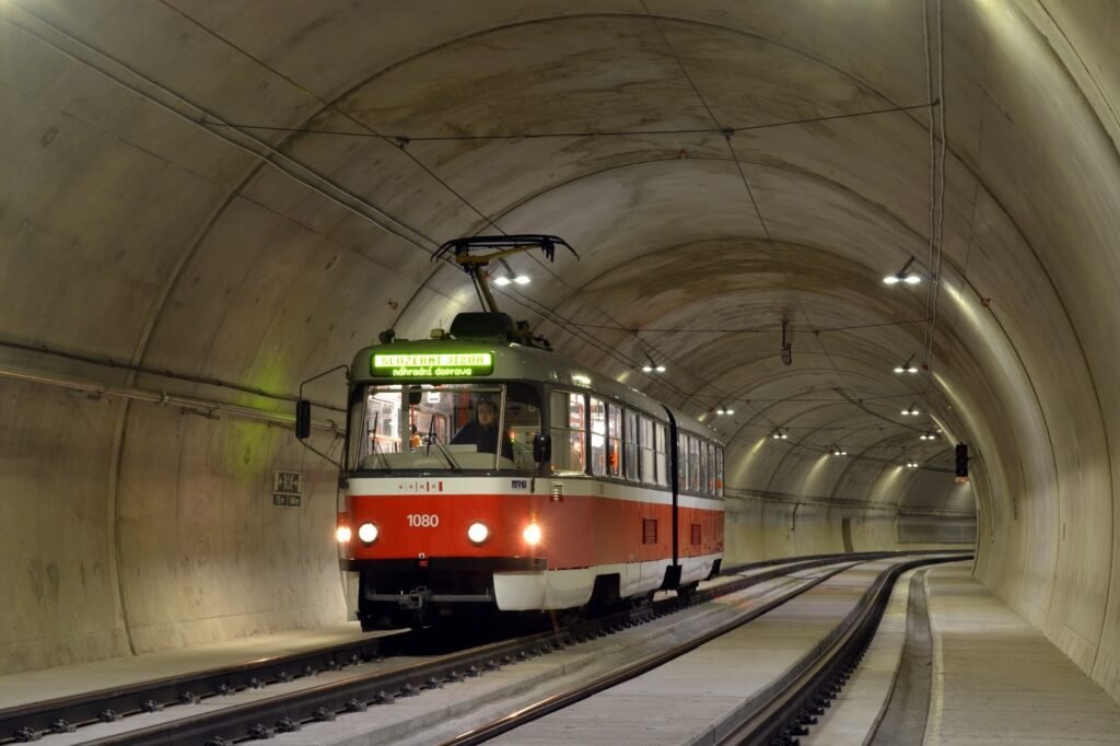 Brno retrage definitiv legendarele tramvaie K2: ultima cursă a vagonului 1080 va avea loc cu un convoi special și evenimente dedicate