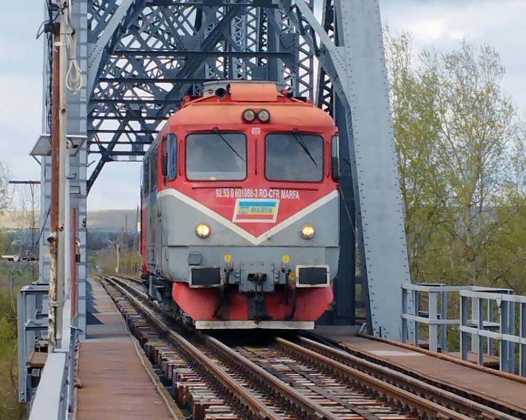 Prima locomotivă de ecartament normal care trece Prutul marchează un pas decisiv pentru redeschiderea legăturii feroviare Zorleni–Fălciu–Cantemir