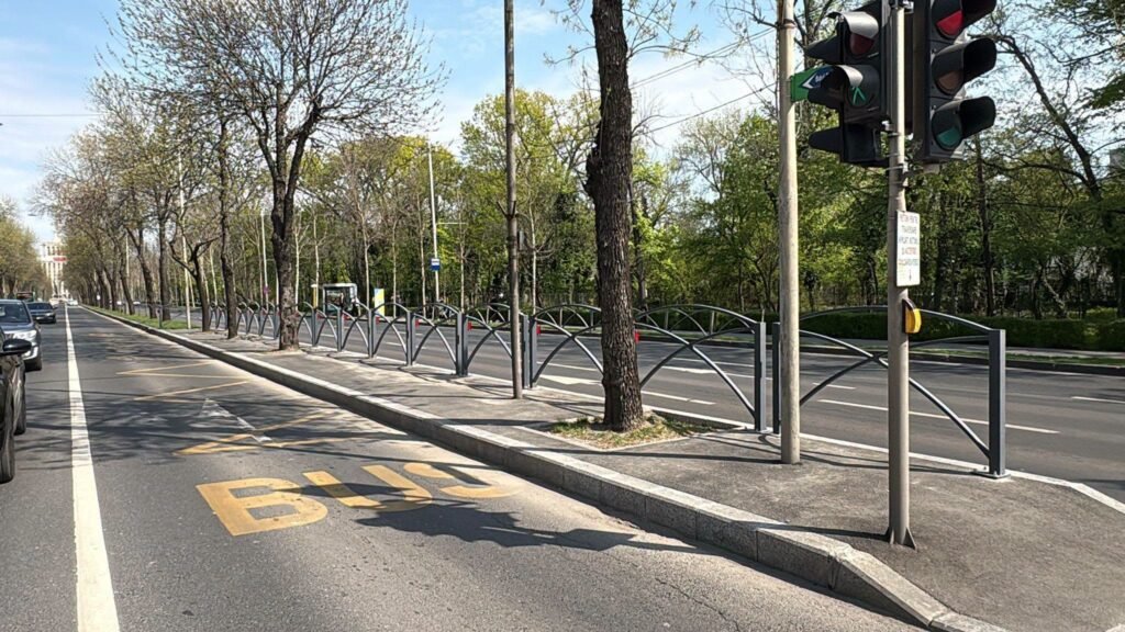 STB SA a început să circule pe noul culoar unic pe Bulevardul Regele Mihai I pe sensul spre cartiere. Directorul STB SA a fost pe teren pentru a vedea informarea și relocarea stațiilor de autobuz