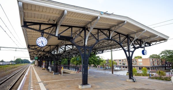 A început renovarea istoricii copertine de peron din Gara Geldrop ce este un important monument feroviar olandez