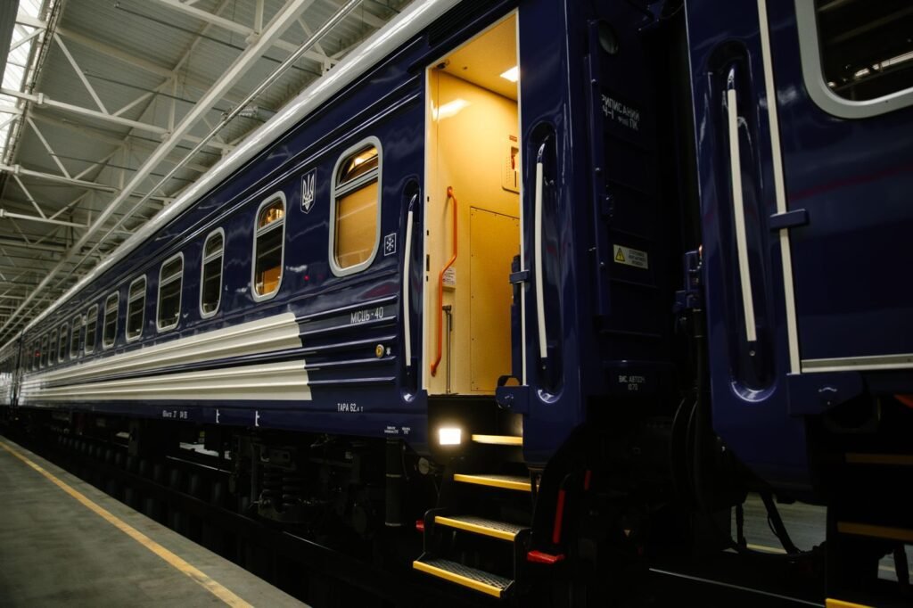 FOTO - Ucraina începe introducerea celor 100 de vagoane noi pentru pasageri produse local pentru Ukrzaliznytsia