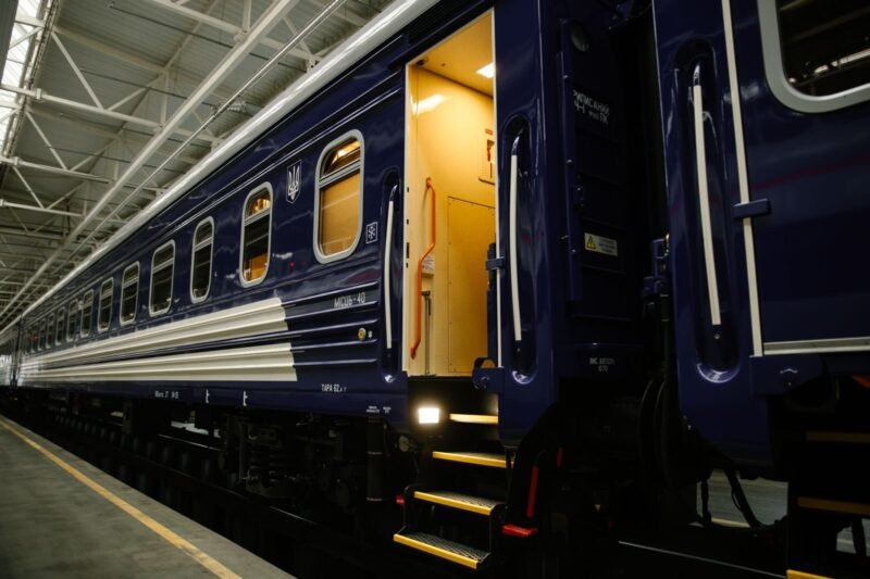 FOTO - Ucraina începe introducerea celor 100 de vagoane noi pentru pasageri produse local pentru Ukrzaliznytsia