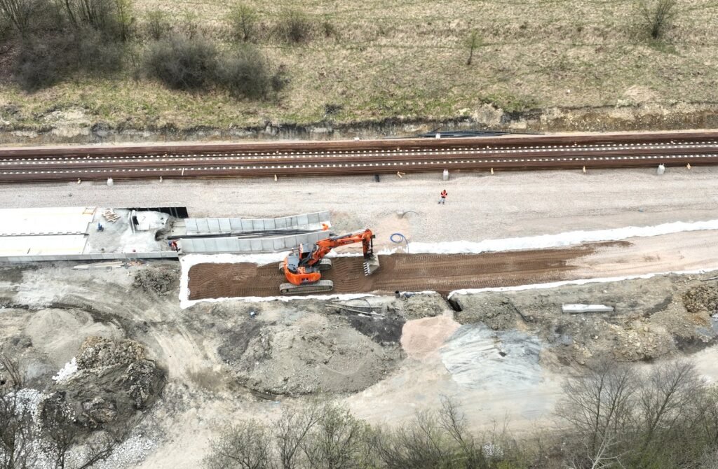 Modernizarea liniei 97 Sucha Beskidzka – Żywiec avansează: călătorii mai rapide spre Beskidy din 2026