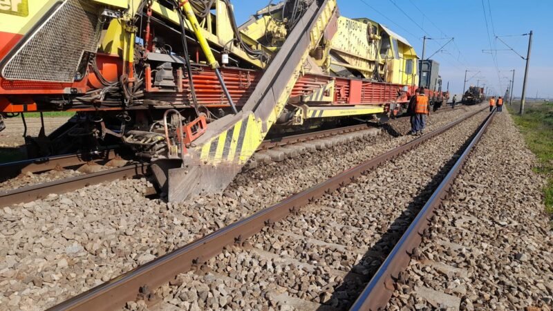 CFR Infrastructură Iași execută lucrări de reparație periodică pe Magistrala M500 cu închiderea firului II între Secuieni Roman și Roman