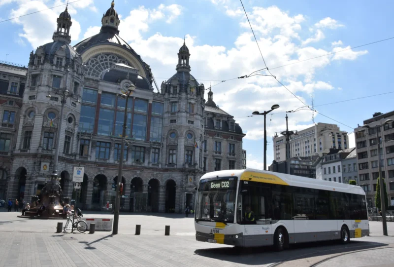 De Lijn pune în circulație al 1000lea autobuz electric din flotă și accelerează tranziția către transport public fără emisii în Flandra. Un total de 500 autobuze BYD sunt în curs de livrare în Belgia