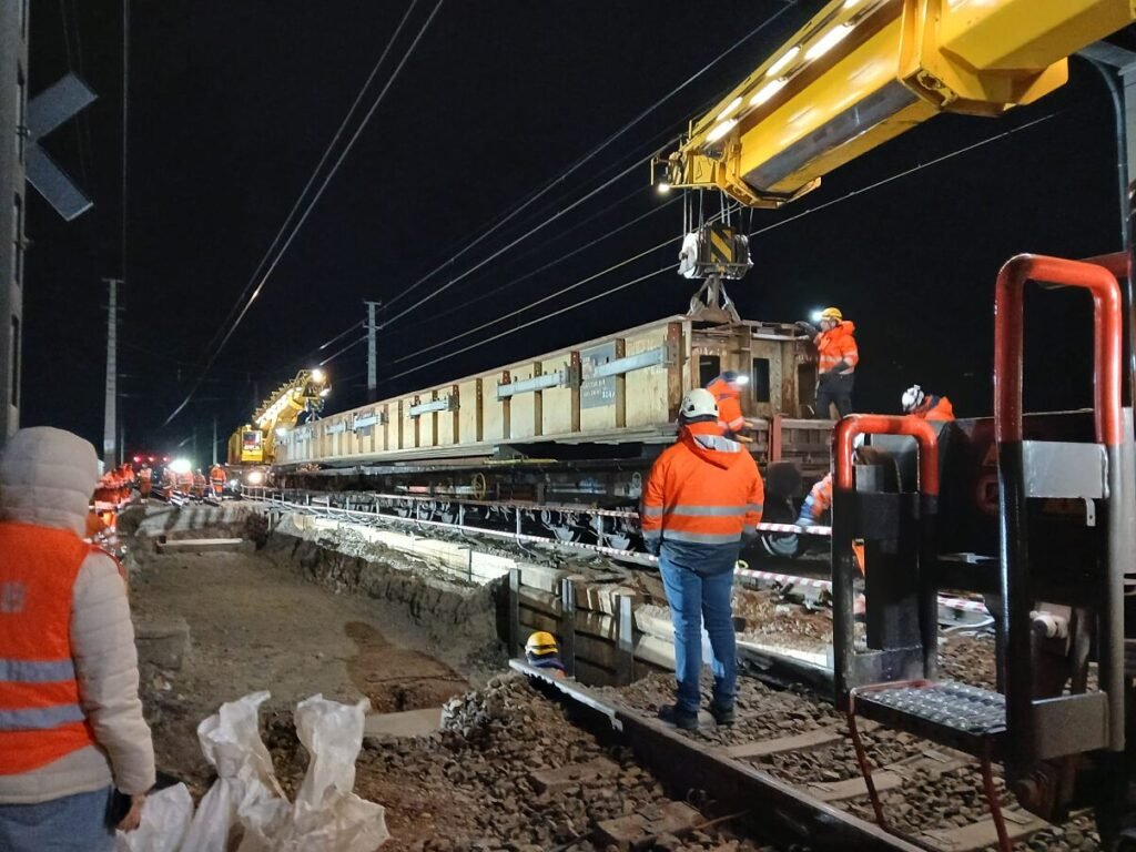 ÖBB avansează extinderea gării Wiener Neustadt și montează prima structură provizorie pentru noua serie de poduri feroviare