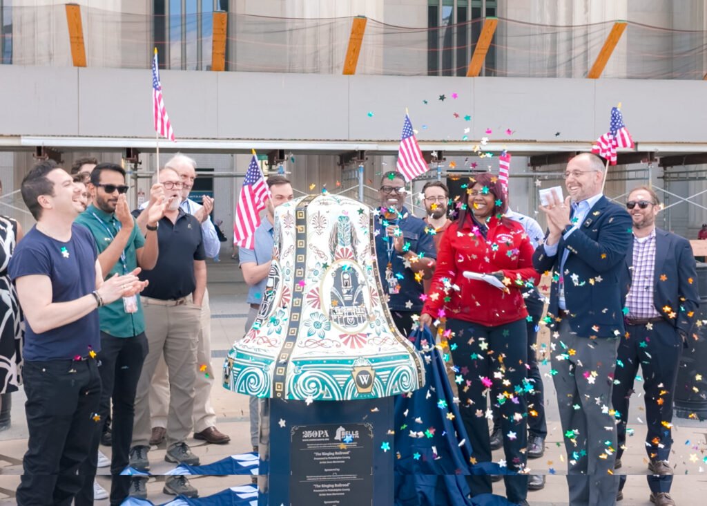 Amtrak dezvăluie o replică a clopotului Liberty Bell în gara Gray 30th Street din Philadelphia pentru celebrarea a 250 de ani ai Statelor Unite